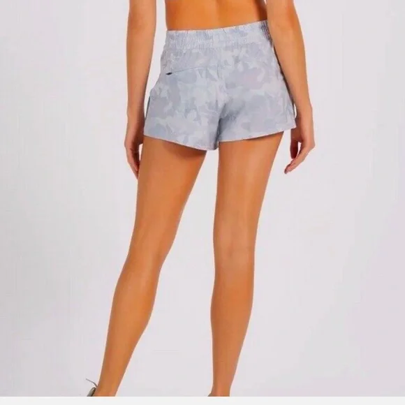 NWT 🏃‍♀️ Vuori | Dash Short - Pale Grey Camo - Picture 2 of 8
